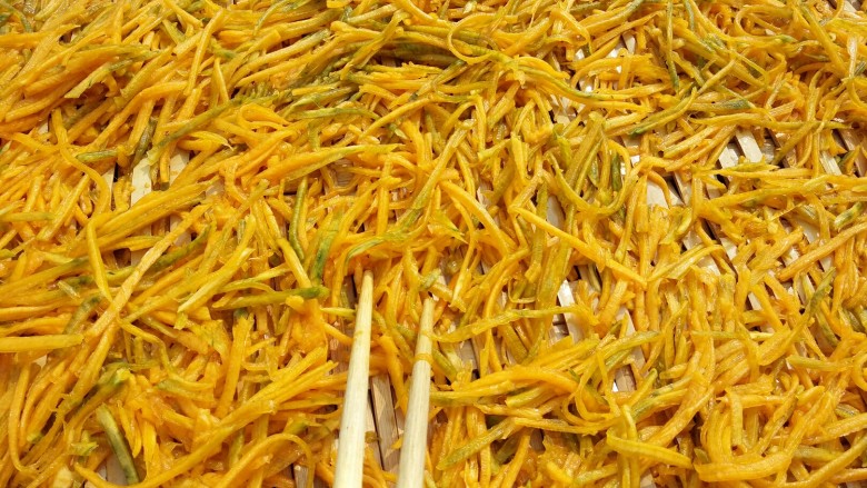 南瓜丝榨广椒,时不时用筷子翻,把底层翻起来晒