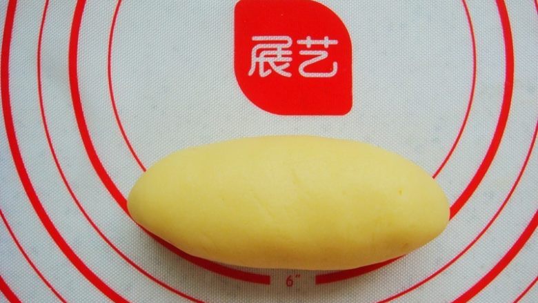 #甜味#暖暖熊香肠烧果子,包起来捏紧收口向下放。
