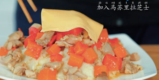 德士鸡腿土豆泥焗饭,放上一片<a style='color:red;display:inline-block;' href='/shicai/ 61855'>马苏里拉芝士</a>。