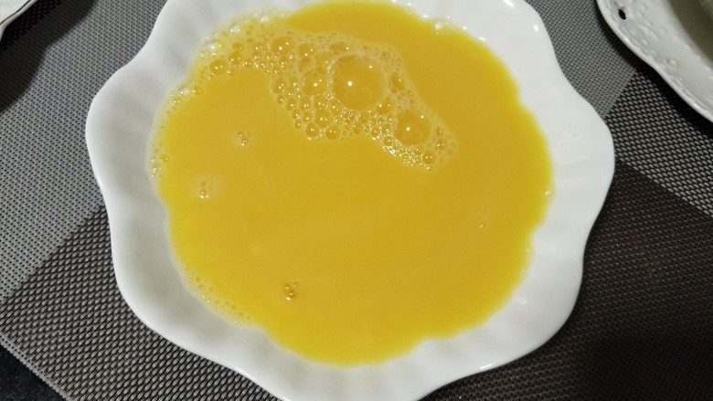 #咸味#文蛤炖蛋,倒入煮文蛤的汤,量约蛋液的1.5~2倍,拌匀