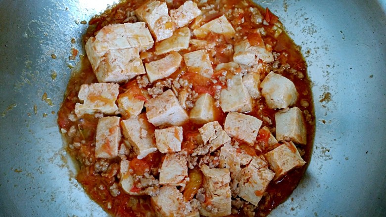 吃豆腐+茄汁肉末冻豆腐,倒入<a style='color:red;display:inline-block;' href='/shicai/ 469'>冻豆腐</a>,翻炒均匀。