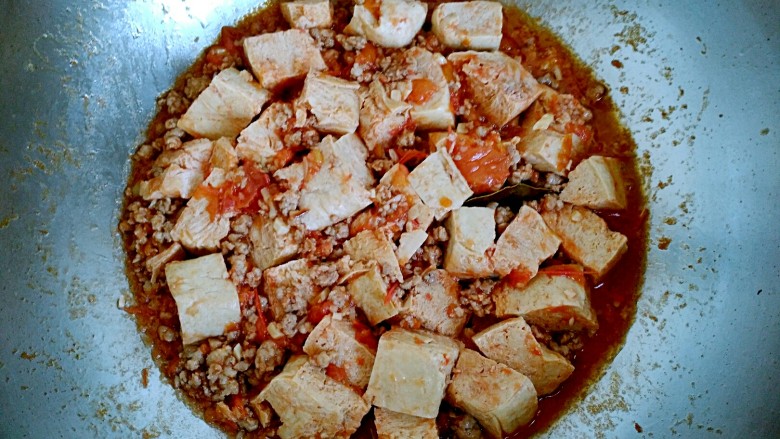 吃豆腐+茄汁肉末冻豆腐,待只有少许汤汁,冻豆腐基本入味,就可以关火装盘了!