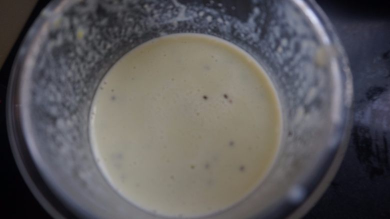奇亚籽牛油果奶昔#甜味#,搅拌后静止5分钟,让奇亚籽充分吸收奶昔中的水分