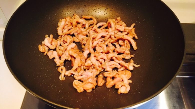 蒜苔肉丝,锅中热油,倒入肉丝,炒至变色即可……