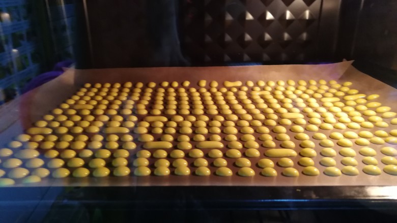 #甜味#无添加蛋黄溶豆,放入烤箱。上下火100度,15分钟。