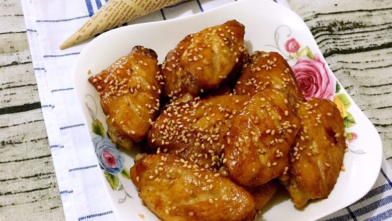 五香烤鸡翅,表面撒点芝麻!一道美味烤鸡翅就可以上桌了
