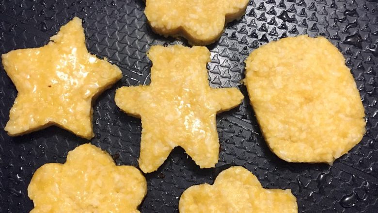 红薯米饭煎饼,勺子背面沾上油渍将面团压实,取下模具。