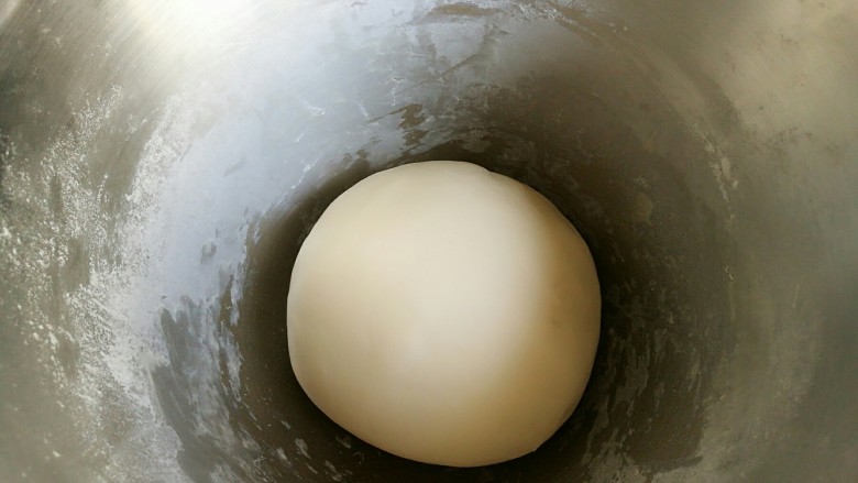 石蛤蟆水饺(博山水饺的包法),饺子粉加<a style='color:red;display:inline-block;' href='/shicai/ 156925'>水</a>和成面团。盖盖子或保鲜膜醒十五分钟。