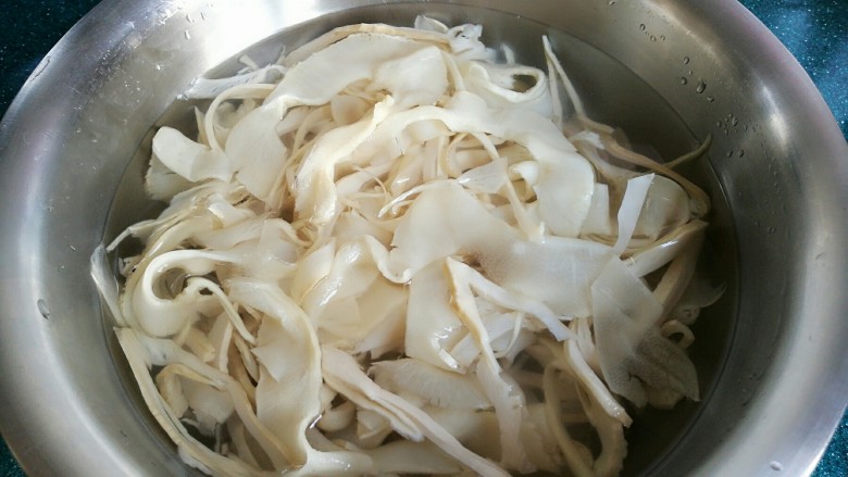 石蛤蟆水饺(博山水饺的包法),这是提前发好的笋片,也可以加玉兰片。要是加鲜笋,要记得先焯水。