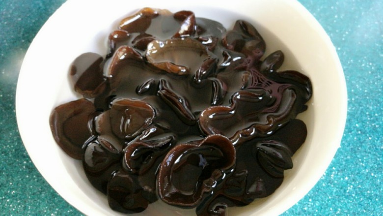 石蛤蟆水饺(博山水饺的包法),<a style='color:red;display:inline-block;' href='/shicai/ 233'>木耳</a>也提前泡发好。