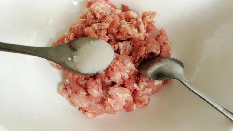 石蛤蟆水饺(博山水饺的包法),肉馅中加入盐和料酒。肉馅要买三肥七瘦的五花肉。