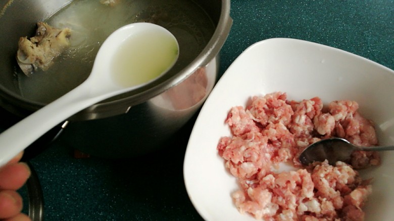 石蛤蟆水饺(博山水饺的包法),分两次往肉馅中加入提前煮好的骨汤,每次都用筷子朝一个方向搅打上劲。