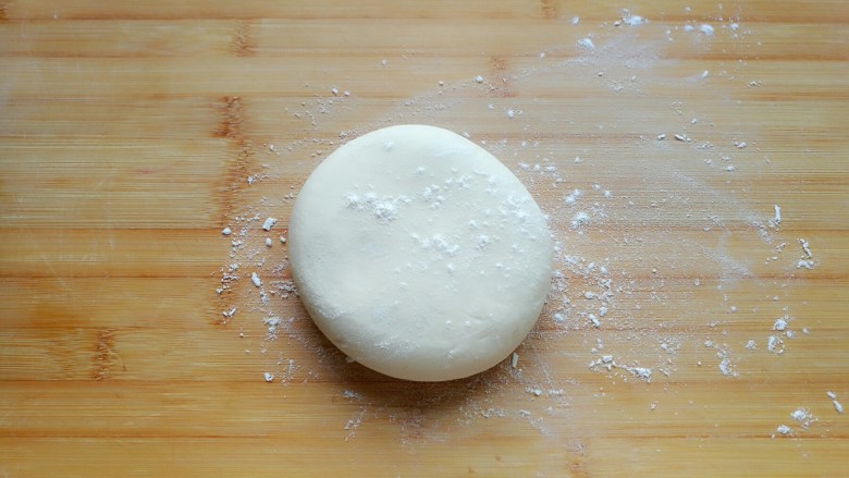 石蛤蟆水饺(博山水饺的包法),把和好的面团分成三份,取一面团撒一点面粉在上面。
