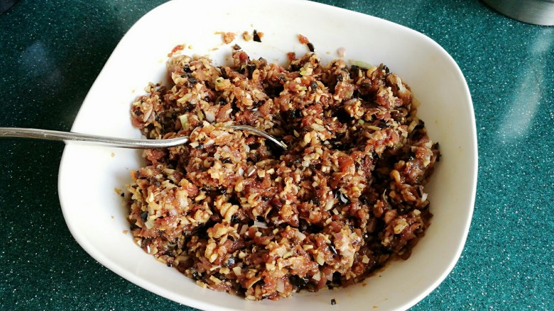 石蛤蟆水饺(博山水饺的包法),再加入多一点的香油,然后拌匀。