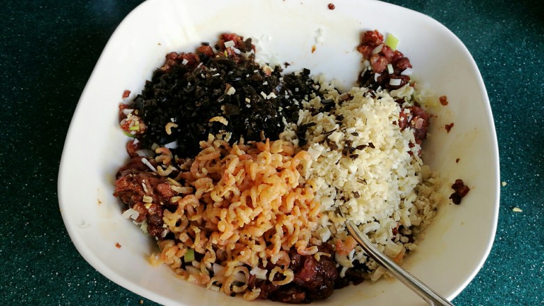 石蛤蟆水饺(博山水饺的包法),再加入剁碎的笋片、木耳和海米。