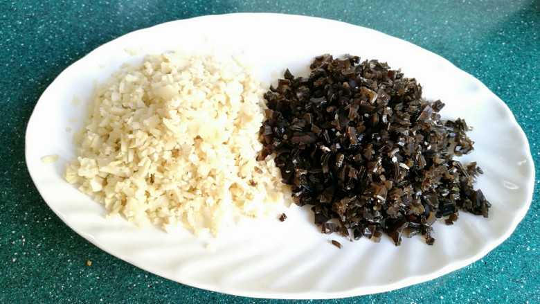 石蛤蟆水饺(博山水饺的包法),把笋片和木耳分别剁碎。