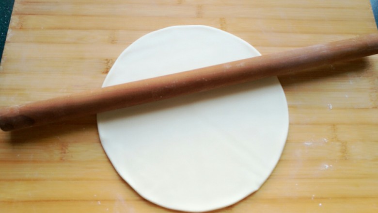 石蛤蟆水饺(博山水饺的包法),就像做手擀面一样用擀面杖擀开。