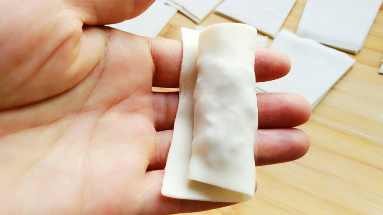 石蛤蟆水饺(博山水饺的包法),然后再卷一圈。