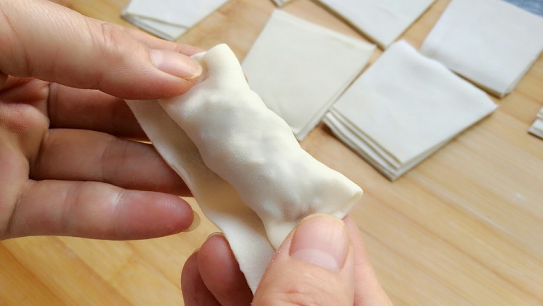石蛤蟆水饺(博山水饺的包法),用双手将饺子的两边捏紧,注意不要捏的太宽。