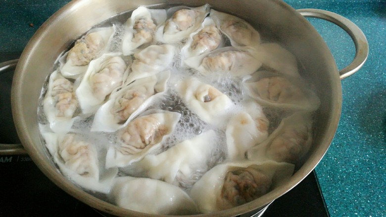 石蛤蟆水饺(博山水饺的包法),煮饺子:由于这种饺子比一般的饺子皮要薄,煮的时间不要太长。煮锅水开后,加入一小勺盐(防沾),放入饺子,煮到饺子浮上来时,加入一小碗凉水,等到饺子再浮上来时差不多就熟了。