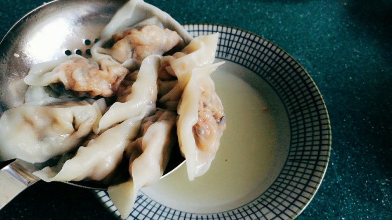 石蛤蟆水饺(博山水饺的包法),要是把饺子浸入提前煮好的骨汤或鸡汤中,就可以当馄饨吃。