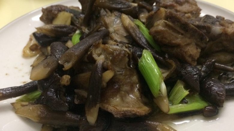 养颜木瓜鸡汤,鸡苁菌菇焖排骨,这就是我们的晚餐。