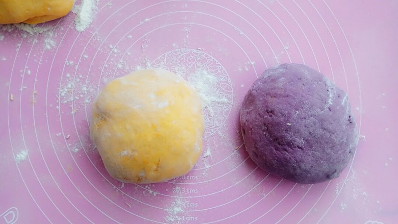 #甜味#小蜜蜂豆沙馒头,揉成光滑的面团,紫薯面团同样的做法