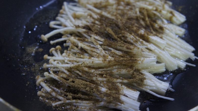 香辣咖喱鸡翅饭,加入花椒粉和盐煎熟备用