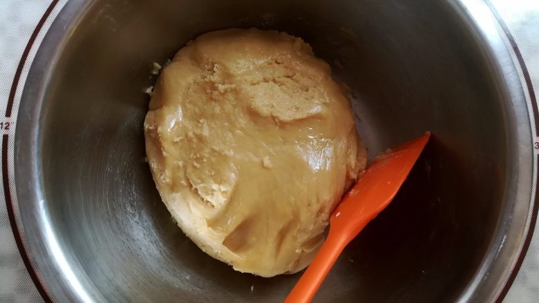 广式红豆沙蛋黄月饼,用刮刀混合均匀,也可以戴上一次性手套抓均匀