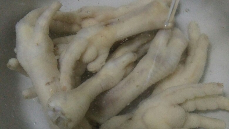 酱鸡爪,将鸡爪捞出,放在流动水下冲洗干净。