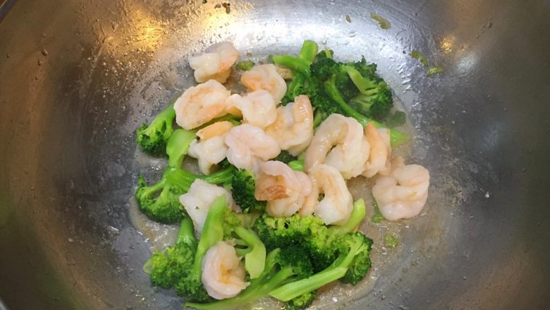 虾仁西兰花,最后,加入已经炒好的虾仁,继续翻炒几下。