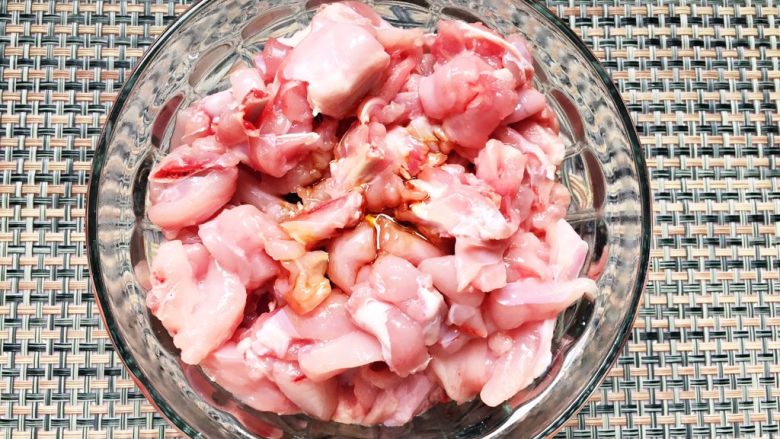 #辣味#-辣子兔丁,在兔肉里加入适量生抽,花椒油,料酒拌匀。