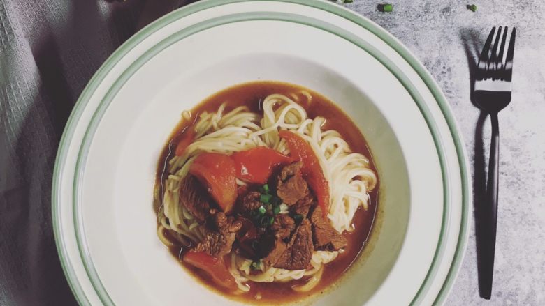 红烧牛肉面,将面条盛入碗中,加入牛肉汤,完成