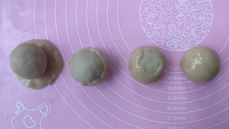 广式莲蓉蛋黄月饼,采取虎口慢慢收圆的包法把馅料包进饼皮里,最后捏紧收口,如图所示