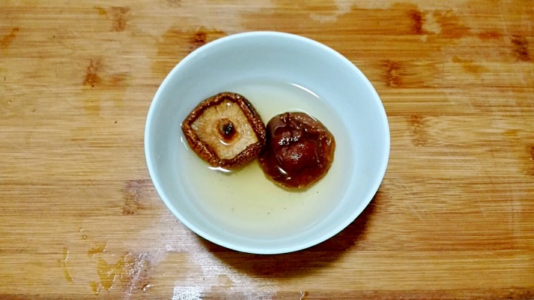 一白遮三丑的杏鲍菇香菇炒油面筋,<a style='color:red;display:inline-block;' href='/shicai/ 241'>干香菇</a>冲洗掉浮灰再热水泡发,泡香菇水留着烧菜时倒进锅,味道香