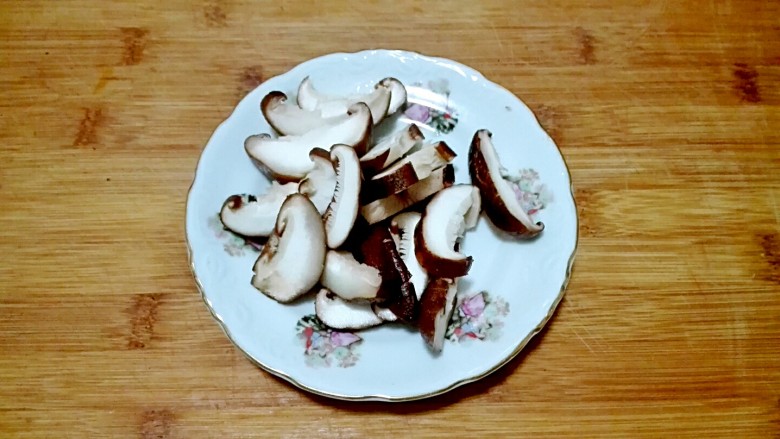 一白遮三丑的杏鲍菇香菇炒油面筋,洗干净,切片盛盘