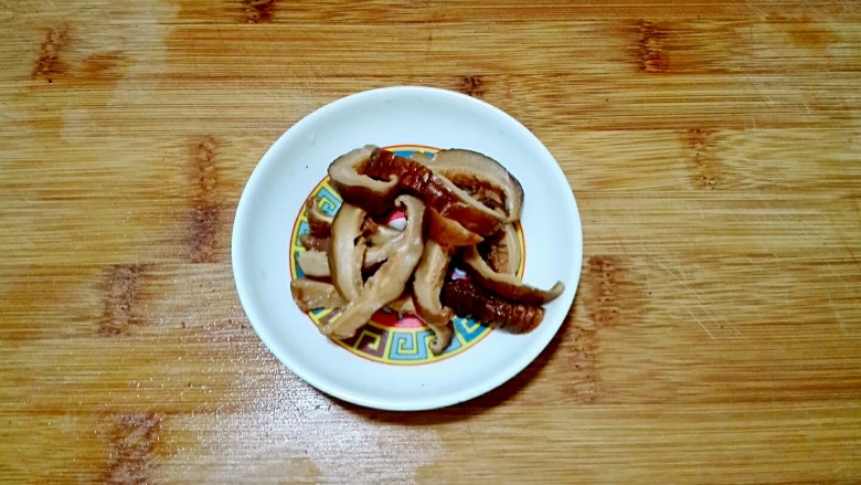 一白遮三丑的杏鲍菇香菇炒油面筋,干香菇泡好,切薄片盛盘