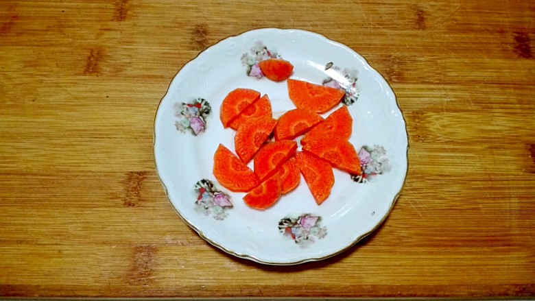 一白遮三丑的杏鲍菇香菇炒油面筋,<a style='color:red;display:inline-block;' href='/shicai/ 25'>胡萝卜</a>削去皮,切薄片盛盘
