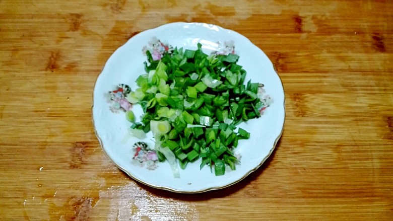 一白遮三丑的杏鲍菇香菇炒油面筋,<a style='color:red;display:inline-block;' href='/shicai/ 3348'>青蒜</a>洗干净,切碎盛盘