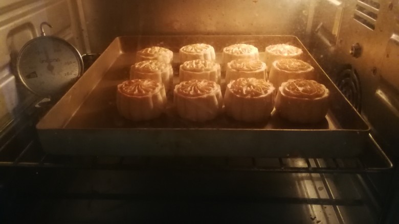 广式莲蓉蛋黄月饼,烤箱175度预热5分钟后,将烤盘放入烘烤,175度上下火中层烤8分钟