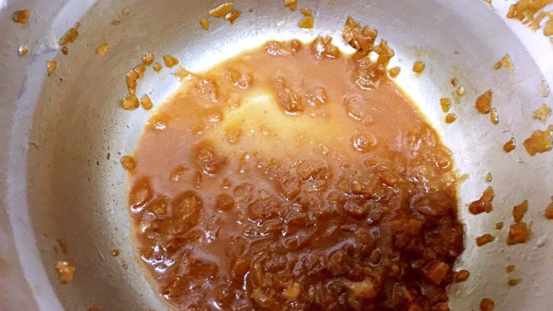香煎蒜蓉黄金骨,油不要倒掉,用来煎盘里剩下的蒜末