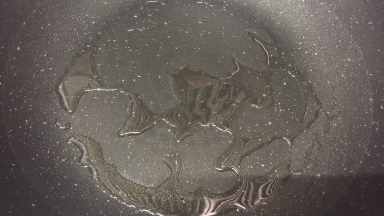 香煎蒜蓉黄金骨,锅里放6g油,中火热锅