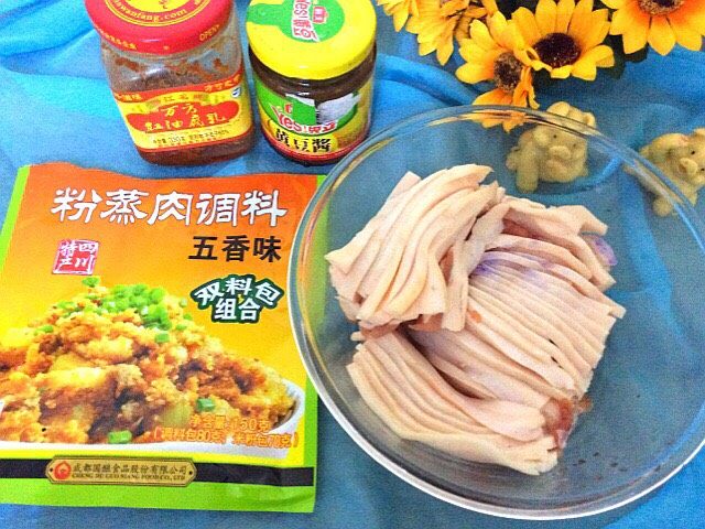 粉蒸肉,切好片摆在碗中,备好要用的料