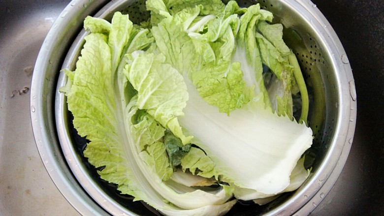 白菜羊肉馅蒸饺,<a style='color:red;display:inline-block;' href='/shicai/ 114'>白菜</a>掰开,洗净