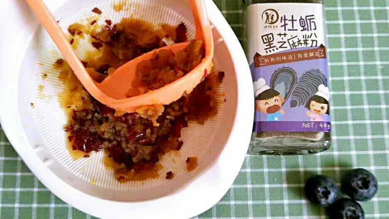 红枣红薯米糕,将准备好的红薯块和去好核的红枣放入蒸锅中蒸熟:将红枣,取出、用勺子或研磨碗压成泥待用