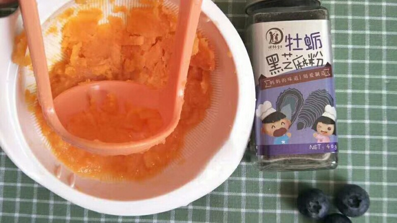 红枣红薯米糕,将红薯取出、,用勺子或研磨碗压成泥待用