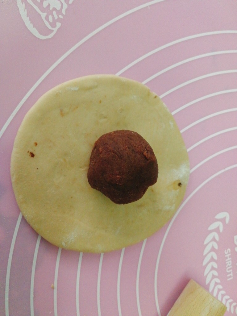 #甜味#仿真土豆--豆沙包,豆沙馅搓圆,放在擀好的面皮上