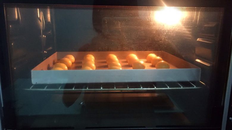 麻薯包,放入预热好的烤箱,上下火150度,中层15-20分钟,烤至表面上色即可