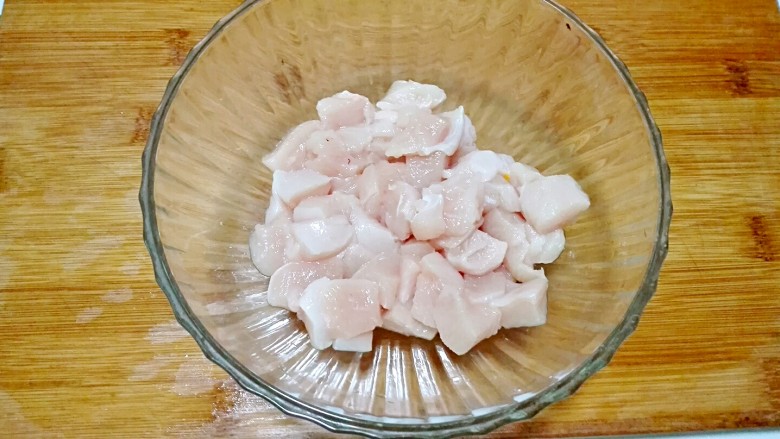 大口吃肉小口喝酒的香菇辣炒鸡丁,切成方块鸡丁放碗里