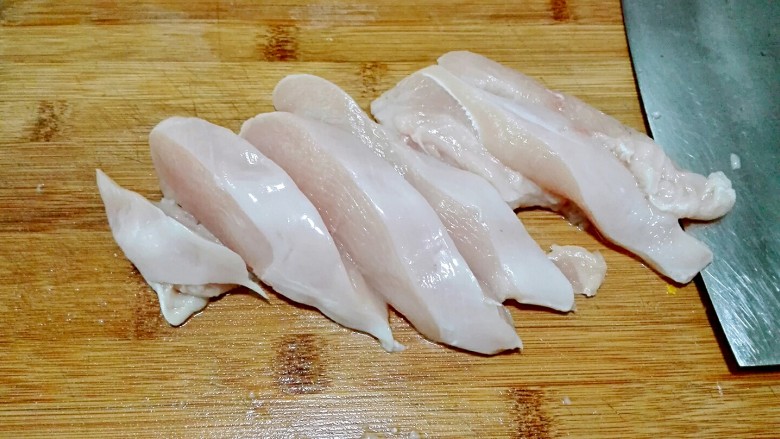 大口吃肉小口喝酒的香菇辣炒鸡丁,鸡胸洗干净,切去筋膜,切成长条
